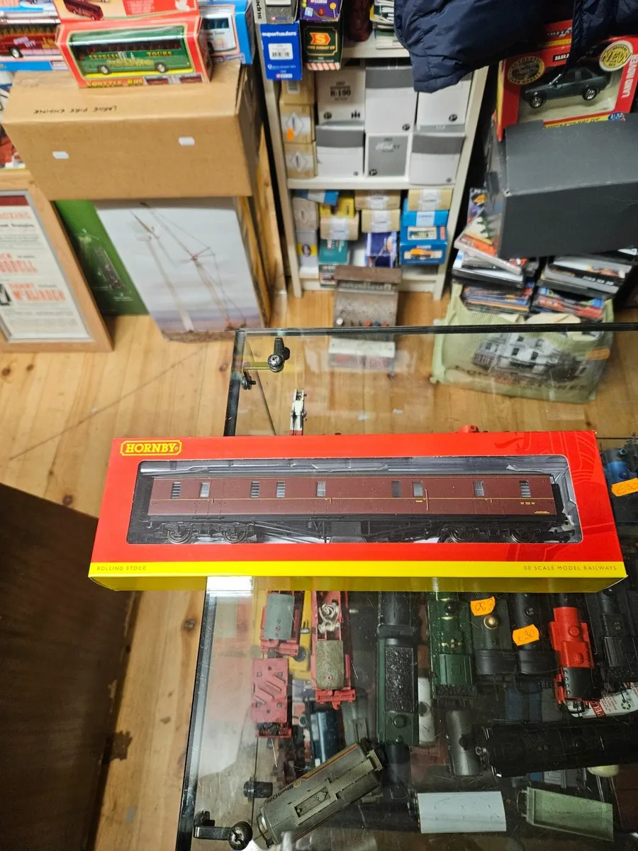 Hornby OO Gauge Passenger Brake Carraige