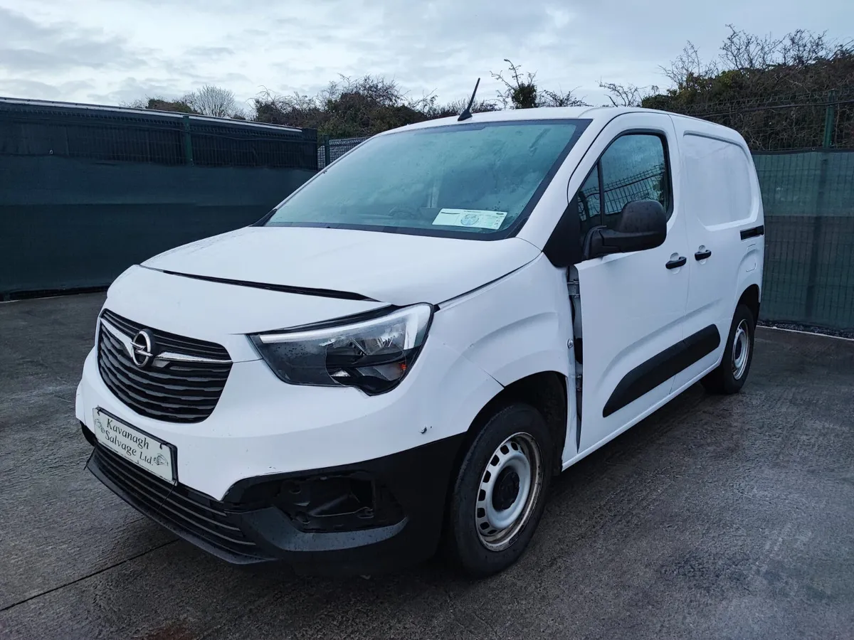 241 Opel Combo Light Front Damage - Image 2