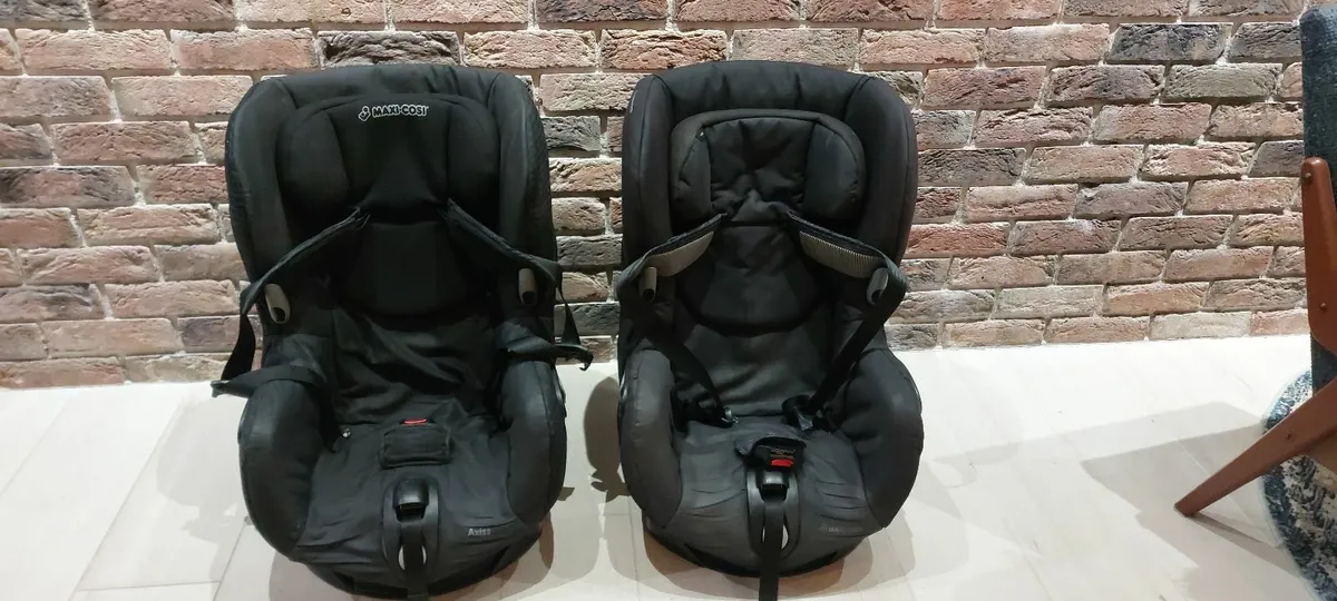Maxi Cosi Axiss Swivel Car Seats - Image 1