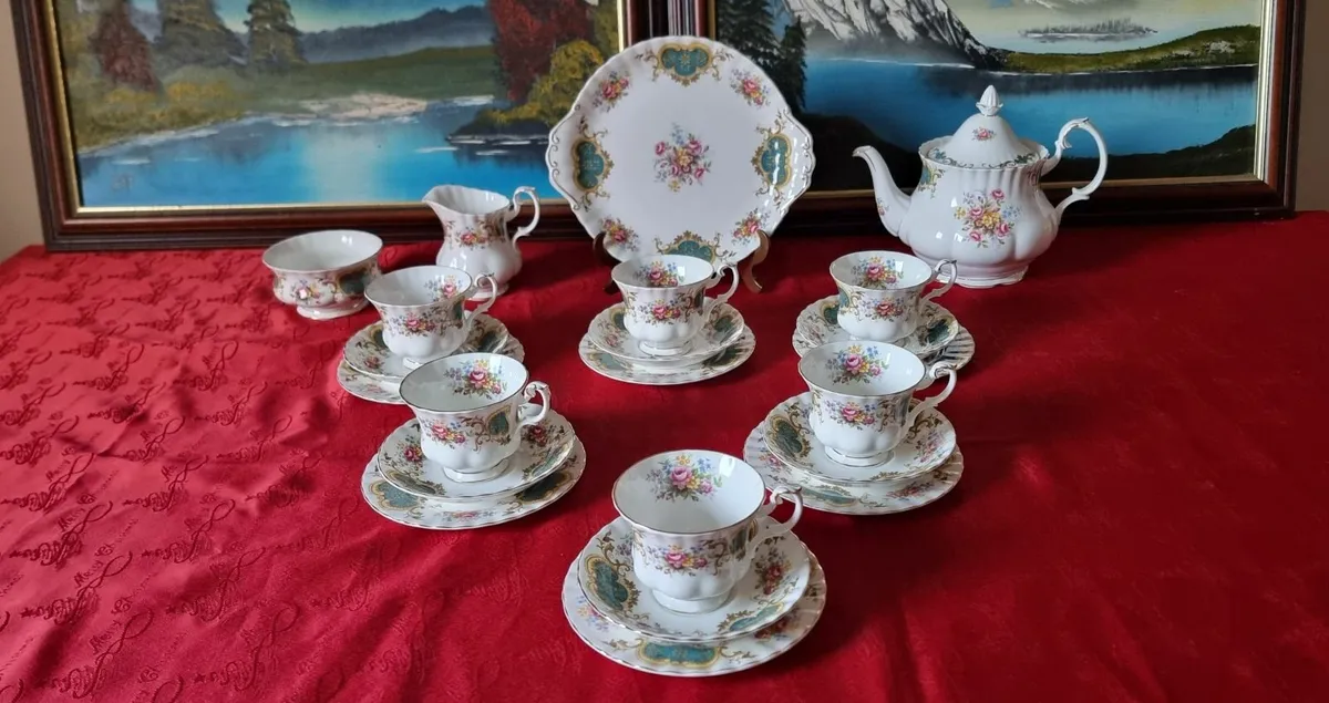 22Pc.Royal Albert England Berkeley Tea Set WithPot - Image 1