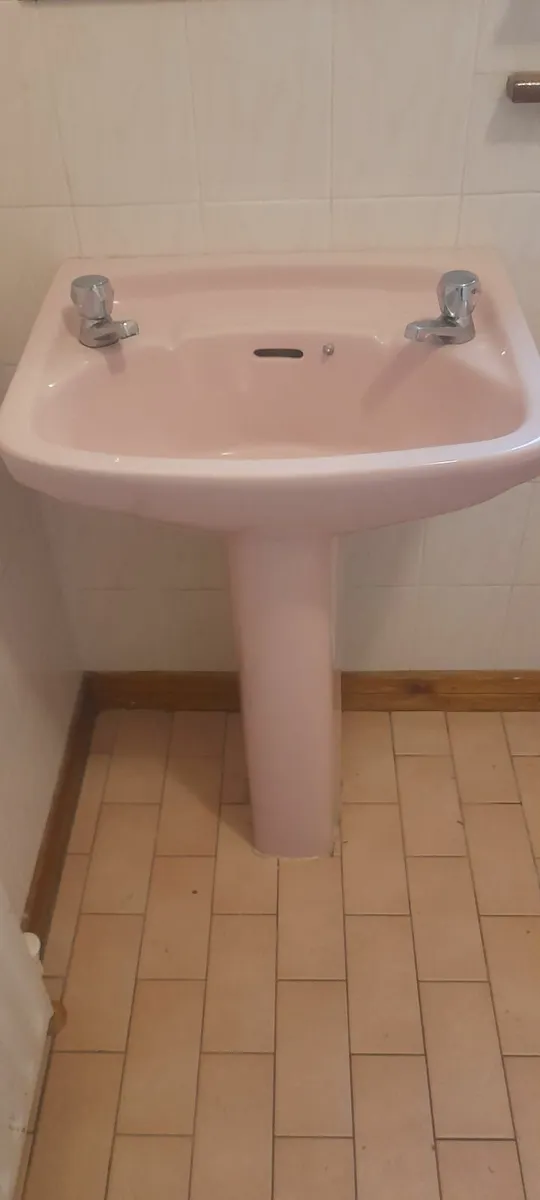 2nd hand pink bathroom set sires - Image 1