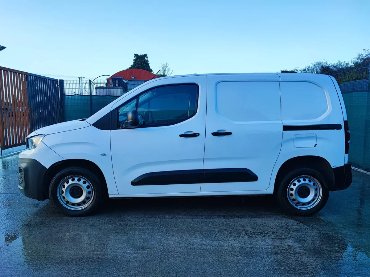 201 Peugeot Partner Light Damage - Image 4