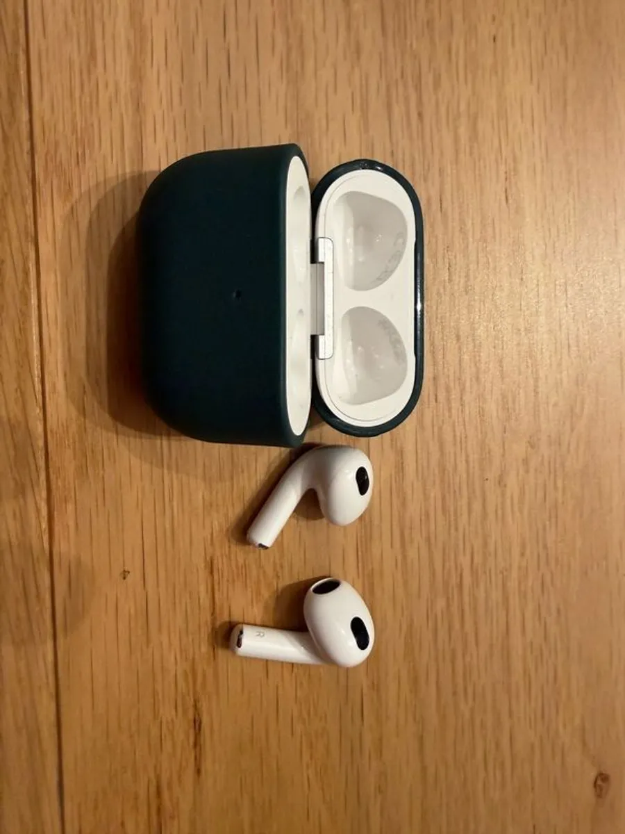 AirPods 3 with MagSafe charging case in mint condition - perfect gift for Christmas - Image 2