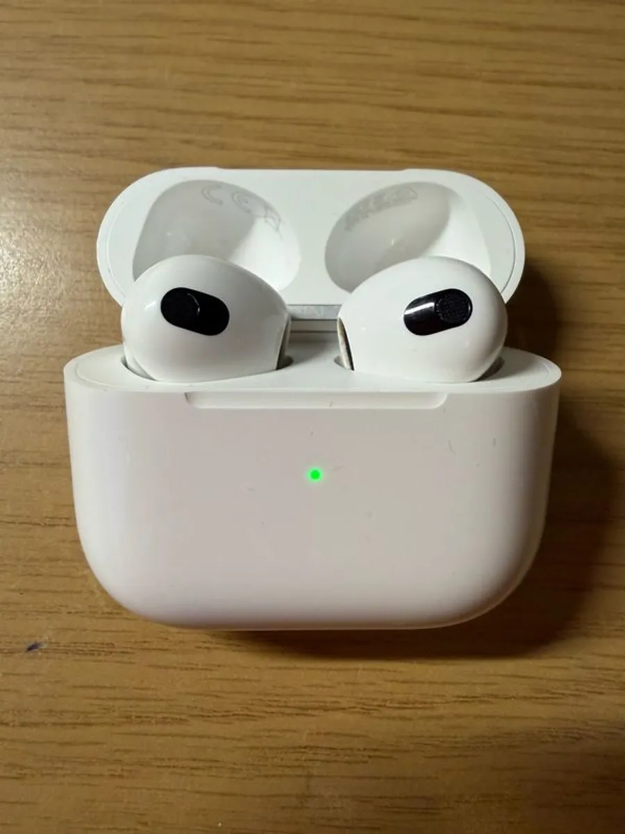 AirPods 3 with MagSafe charging case in mint condition - perfect gift for Christmas - Image 4