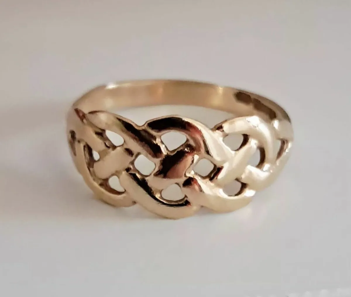 9ct Gold Celtic Knot Band - Image 1