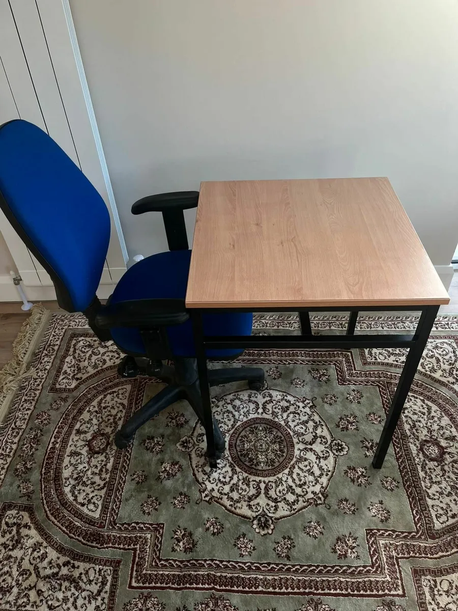 Desk and swivel chair - Image 1