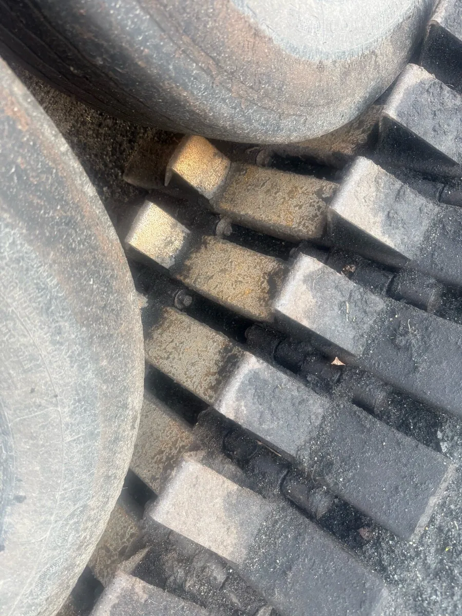 Tracks same in pictures wanted - Image 1