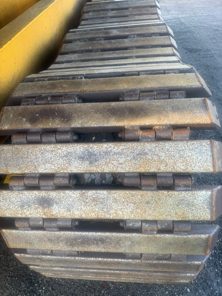 Tracks same in pictures wanted - Image 2