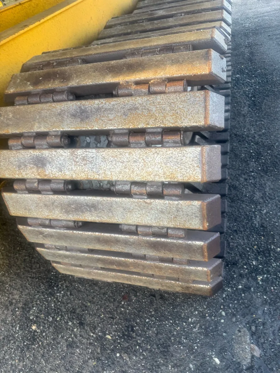 Tracks same in pictures wanted - Image 3