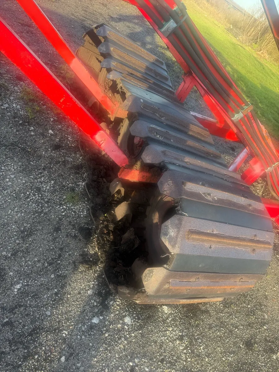 Tracks same in pictures wanted - Image 4