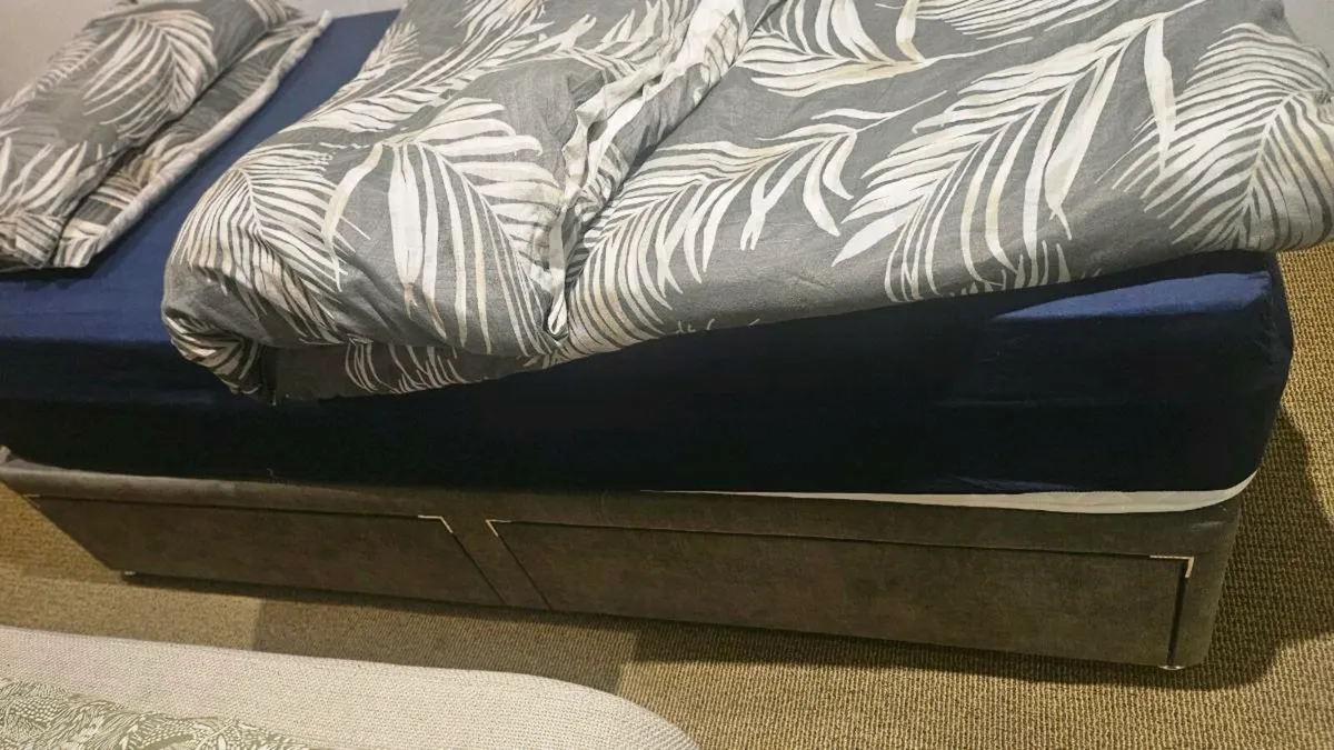 Single divan base with mattress - Image 1