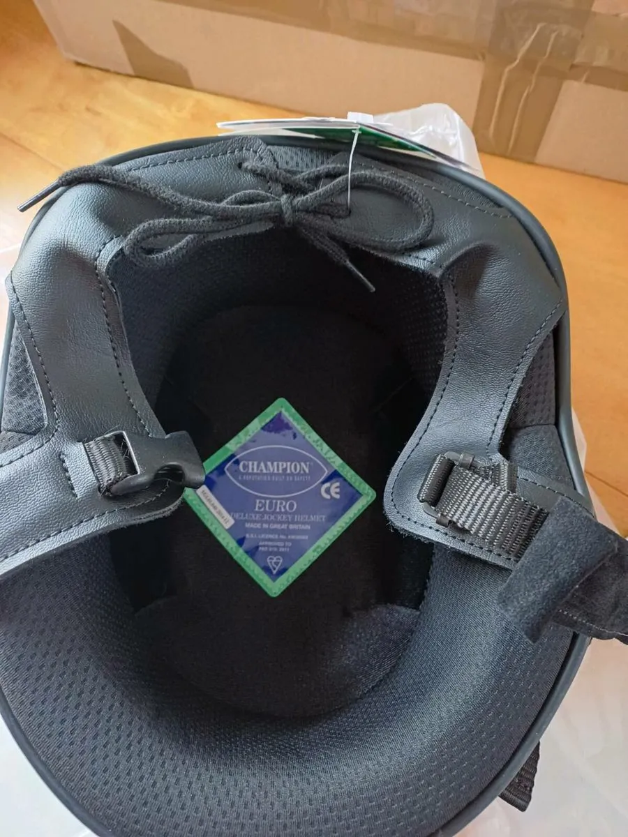 Champion deluxe skull helmet - Image 3