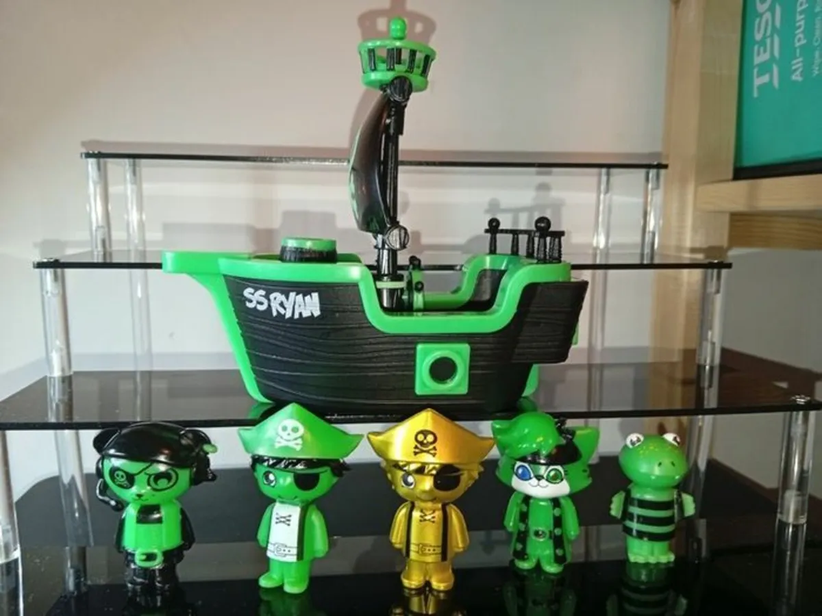 Ryan's World Glow in the Dark Pirate Ship + 5 Figu