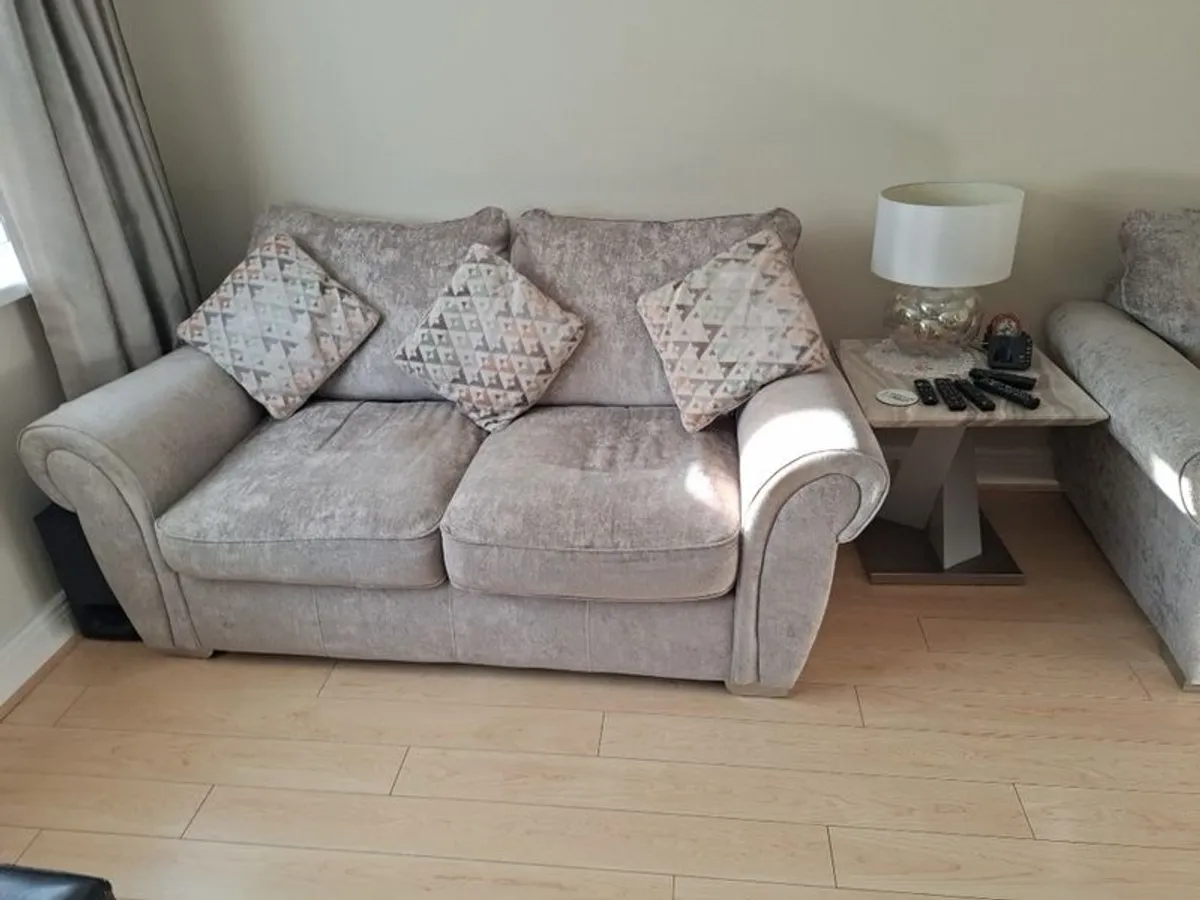sofa and armchairs x 2 - Image 1