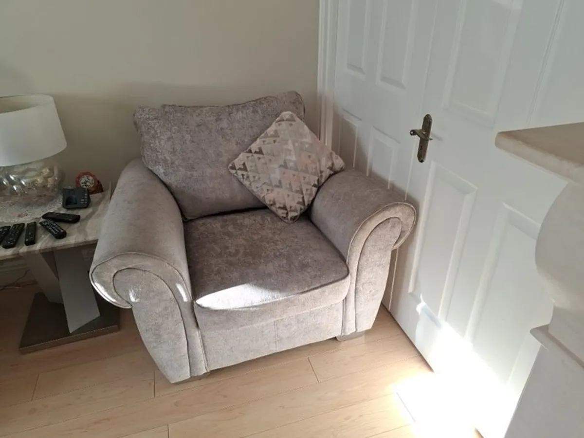 sofa and armchairs x 2 - Image 2