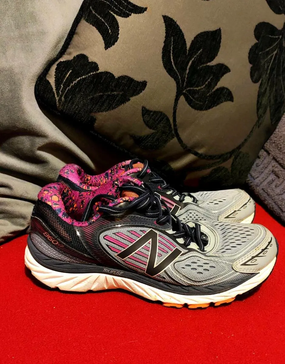 New Balance 860v7 Running Shoes – Size EU 39 / US - Image 1