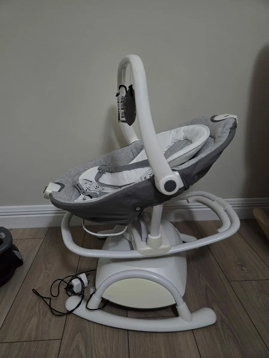 Joie Emeri 2 in 1 baby swing and rocker - Image 2