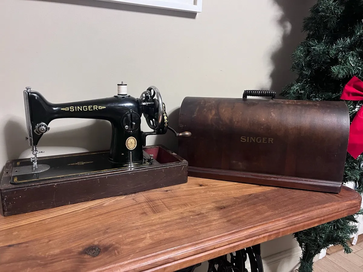 Singer sewing machine - Image 1