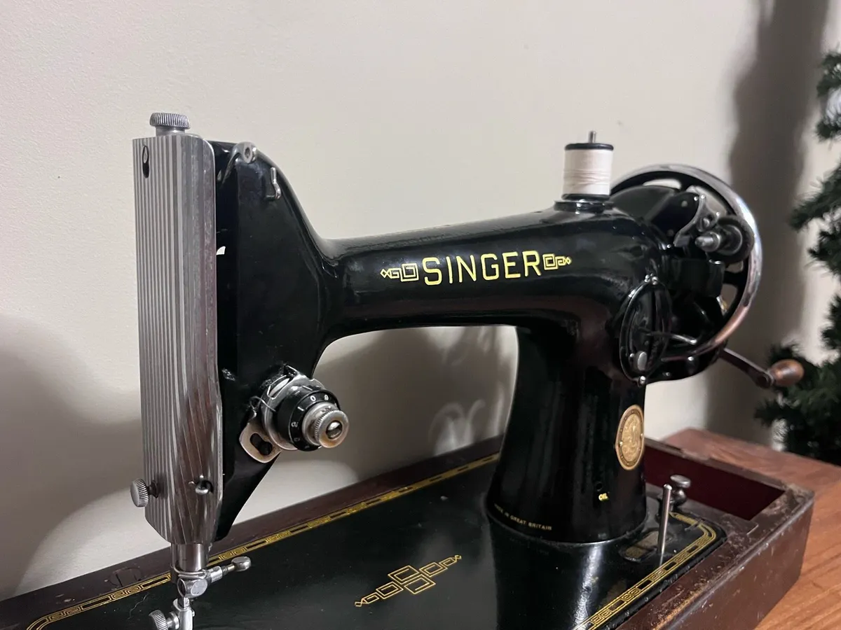 Singer sewing machine - Image 3