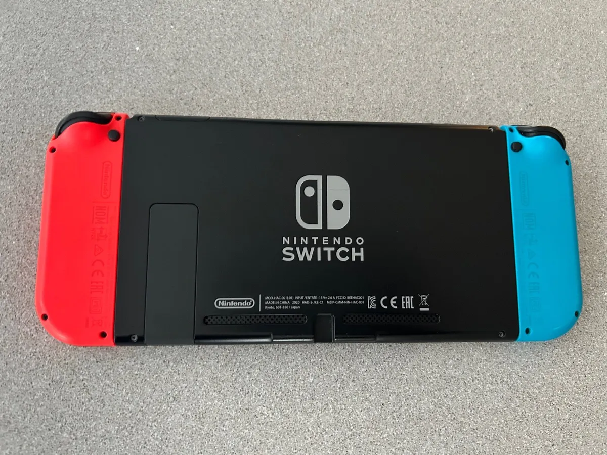 Ninetendo Switch - Image 4