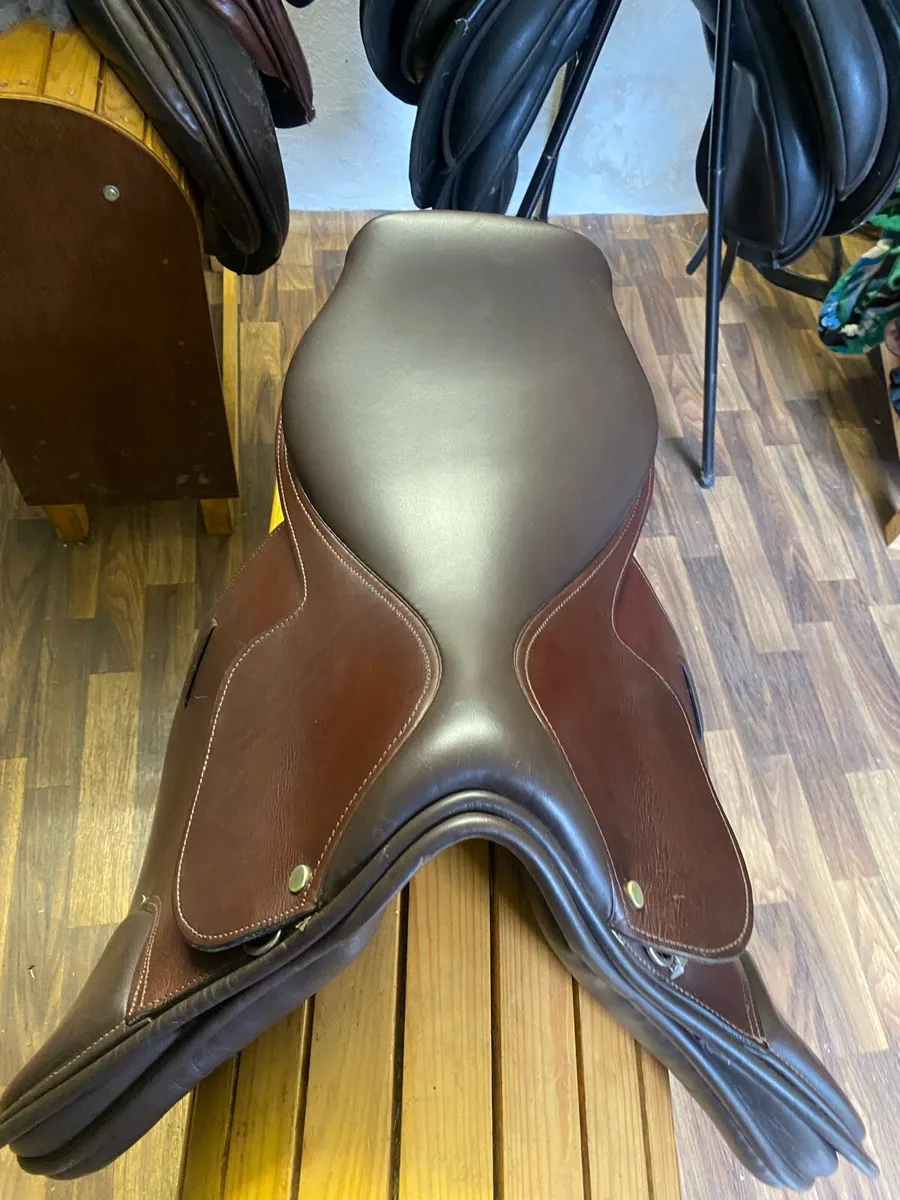 17.5” brown Leather jumping saddle - Image 3