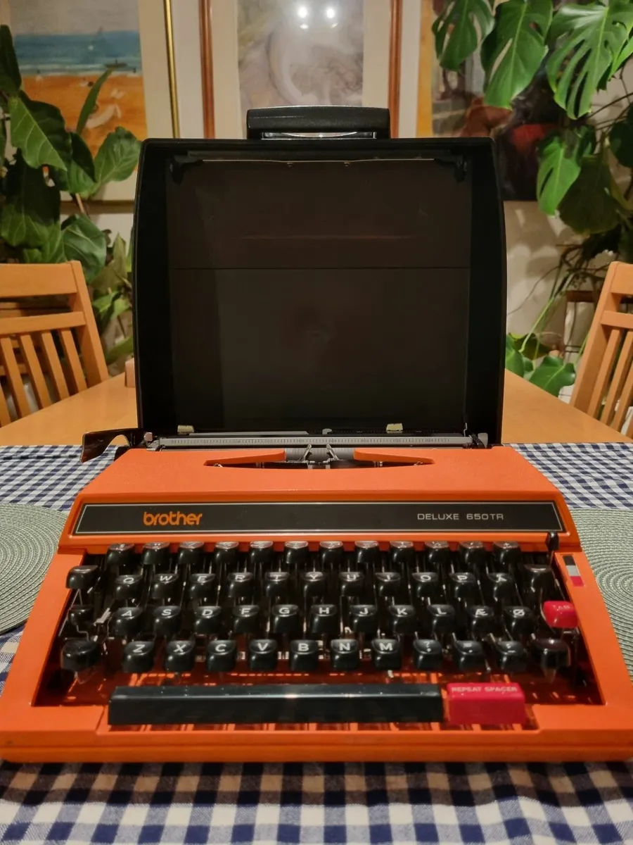 Brother Deluxe 650TR portable typewriter - Image 1