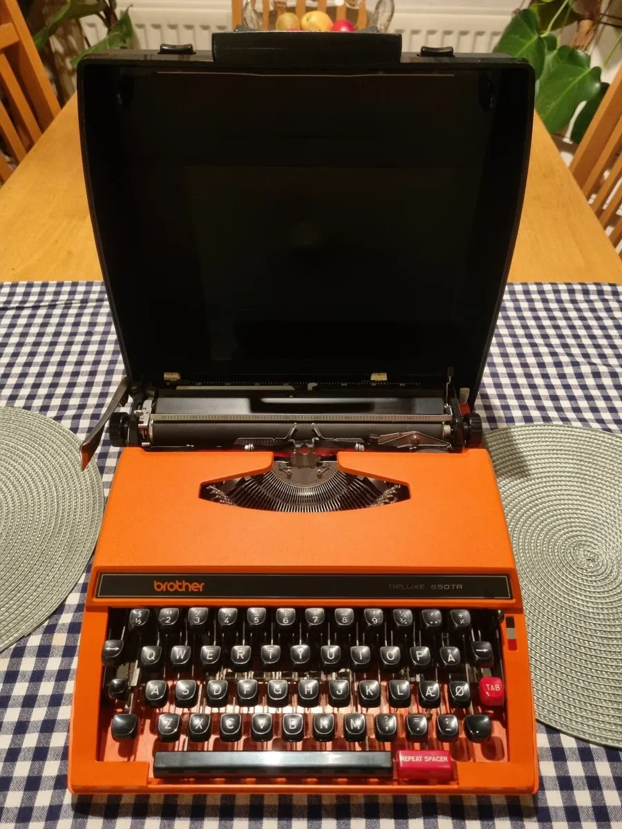 Brother Deluxe 650TR portable typewriter - Image 2