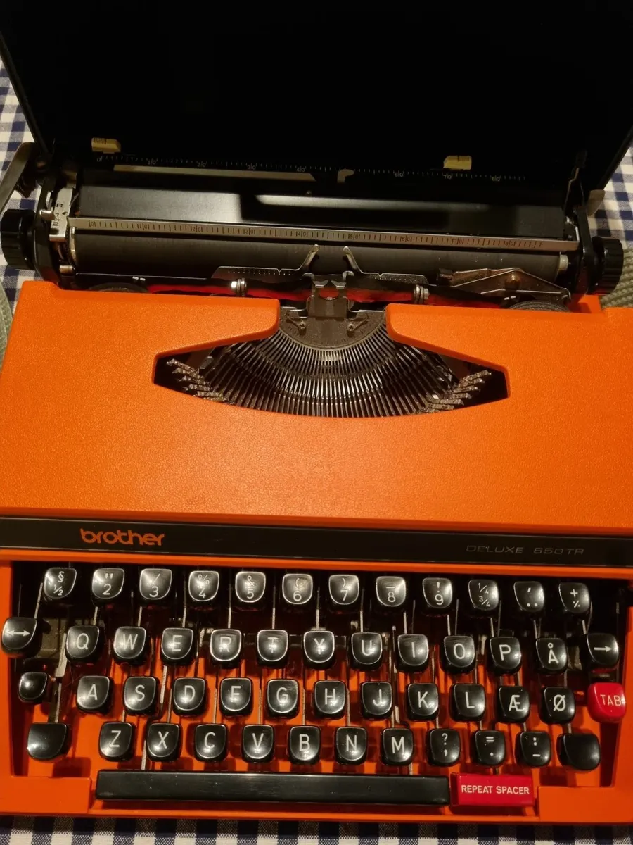 Brother Deluxe 650TR portable typewriter - Image 3