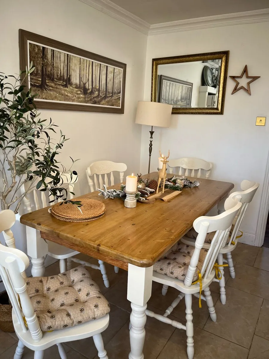 Table and chairs - Image 1