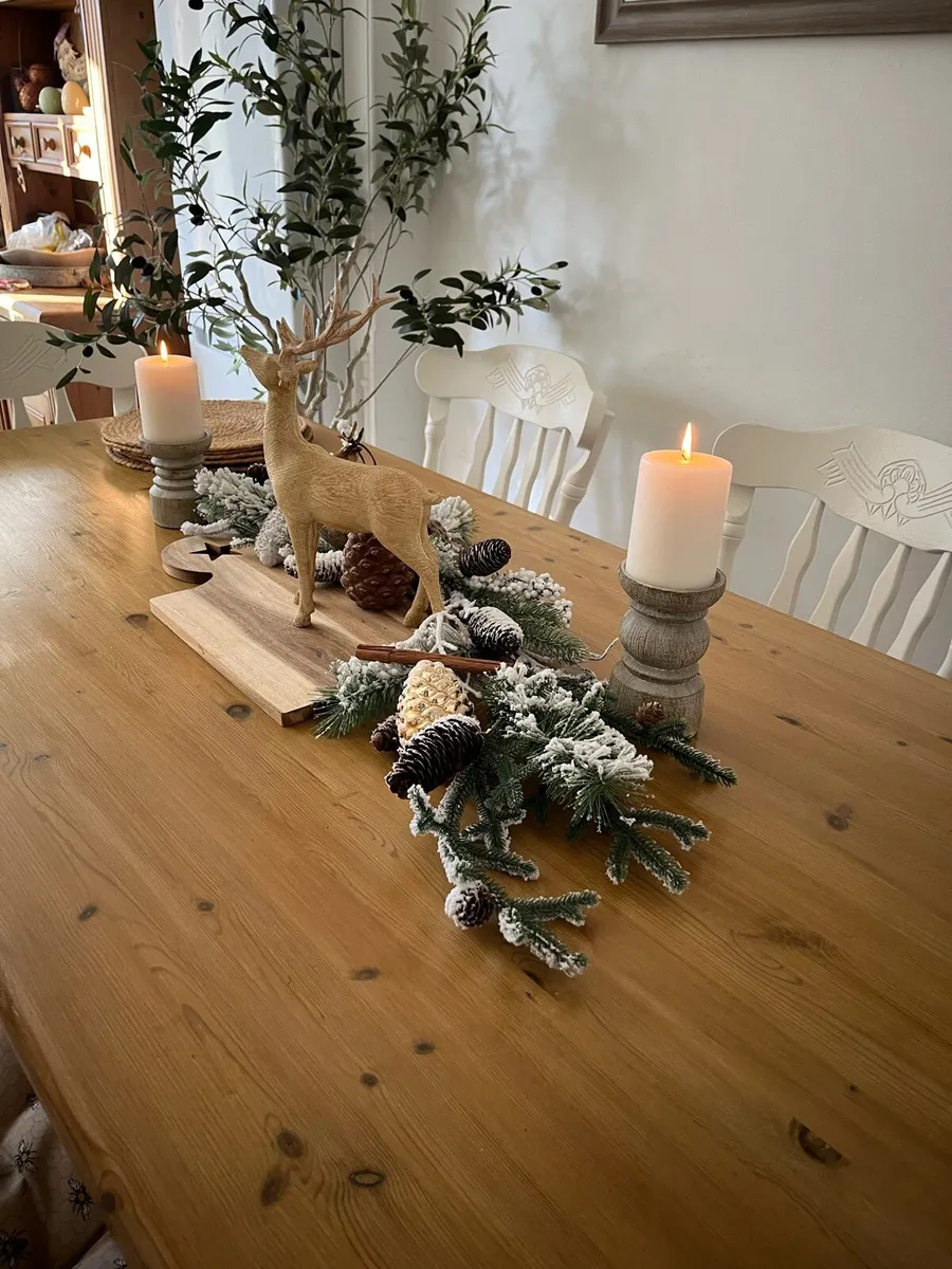 Table and chairs - Image 3
