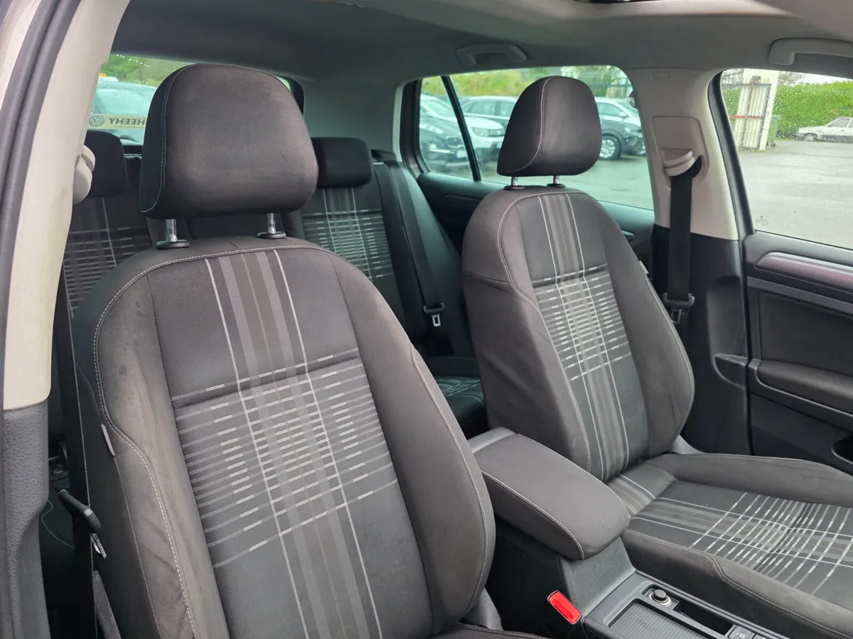 2016 VW Golf 1.6 TDI LOUNGE / ** PANORAMIC ROOF ** - Image 4