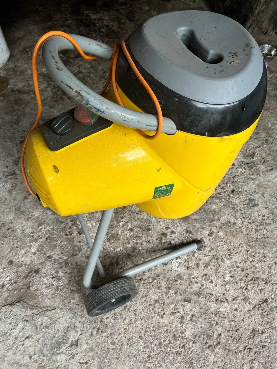 Wood chipper and powerwasher - Image 1