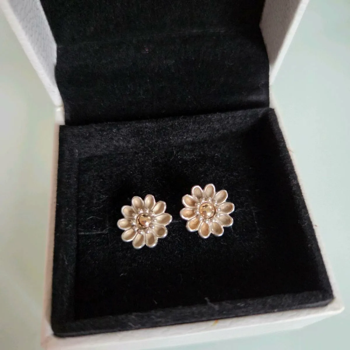 Pandora flower earrings two tone gold perfect - Image 3