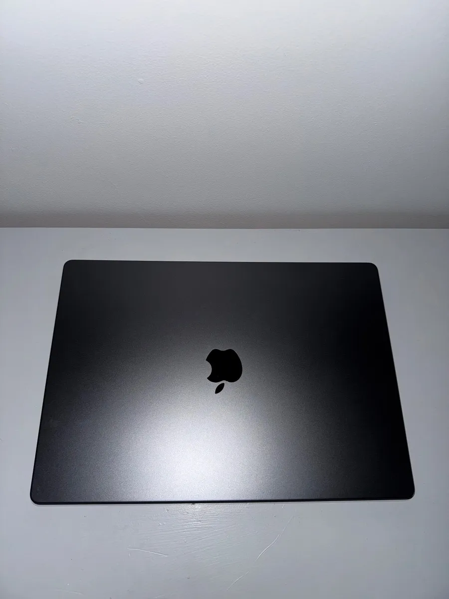 Apple MacBook Pro M3 16” - Image 2