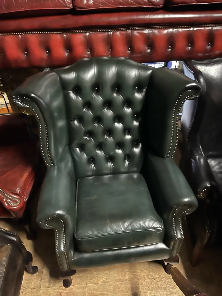 Antique green chesterfield chair. 🎄🎄🎄🎄 - Image 2