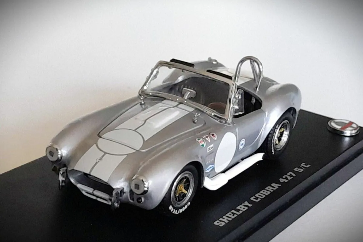 Collectable Vanguards Gold Diecast - Shelby Cobra - Image 1