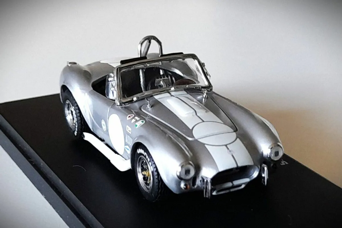 Collectable Vanguards Gold Diecast - Shelby Cobra - Image 3