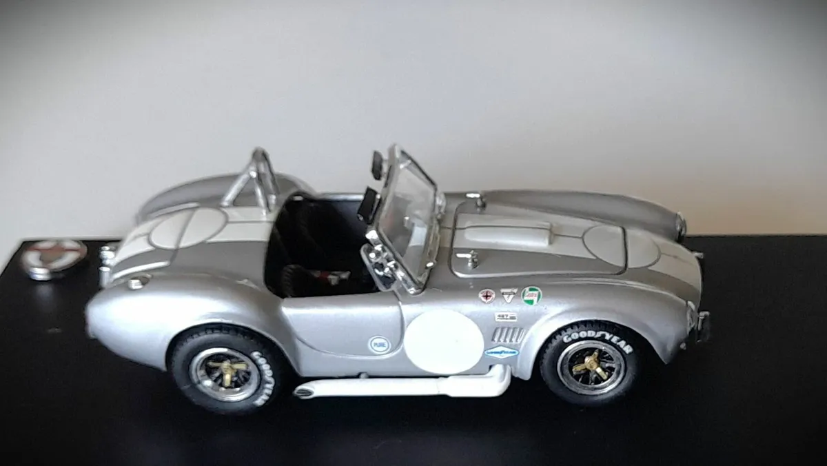 Collectable Vanguards Gold Diecast - Shelby Cobra - Image 4