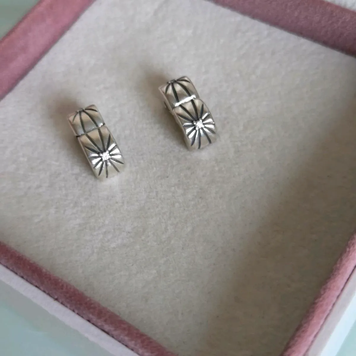 Pandora 
Sparkling sunburst Clips/stopper Charm - Image 1