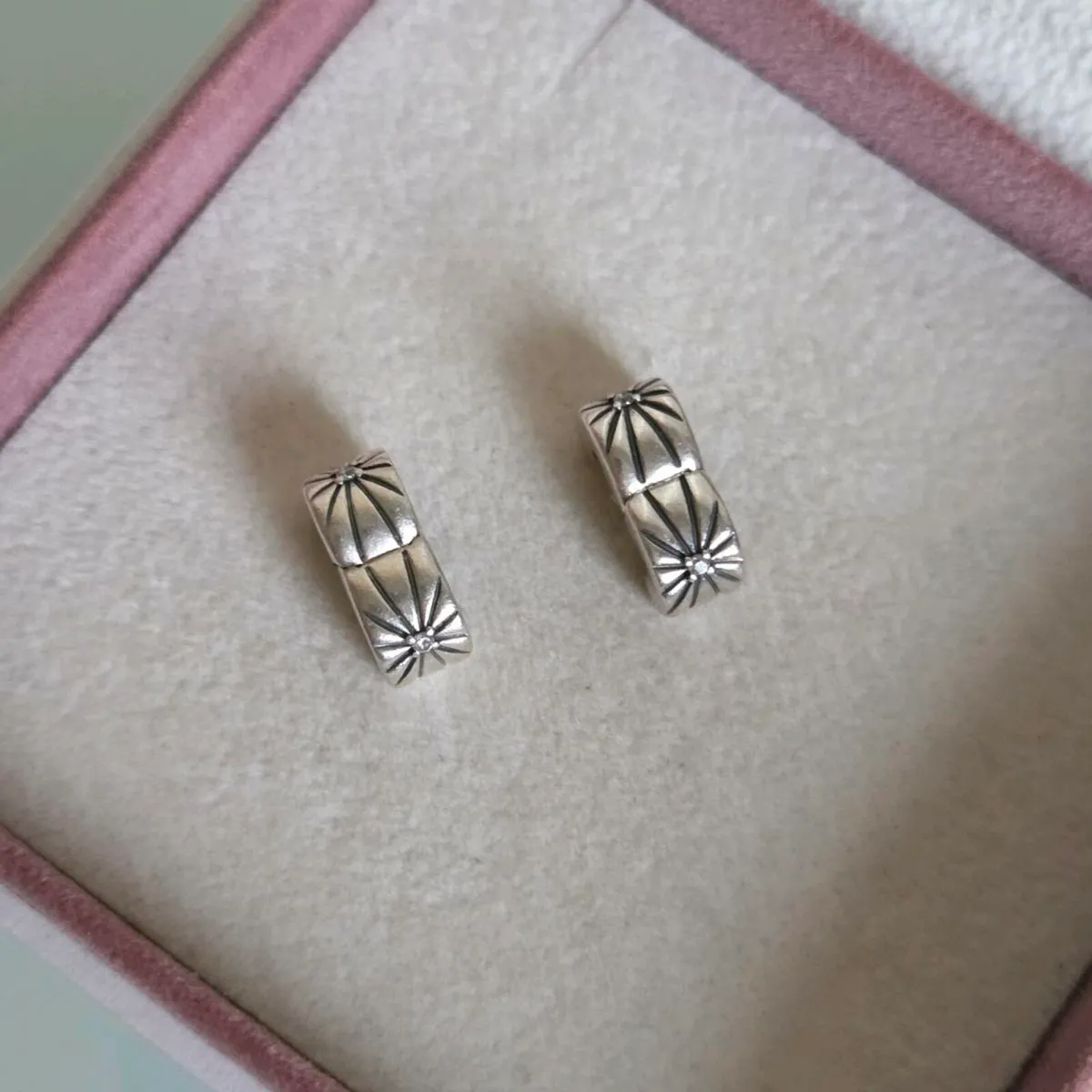 Pandora 
Sparkling sunburst Clips/stopper Charm - Image 3