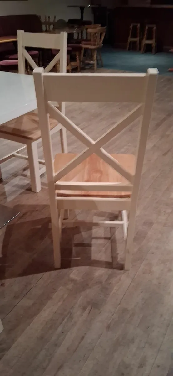 Table and chairs - Image 2