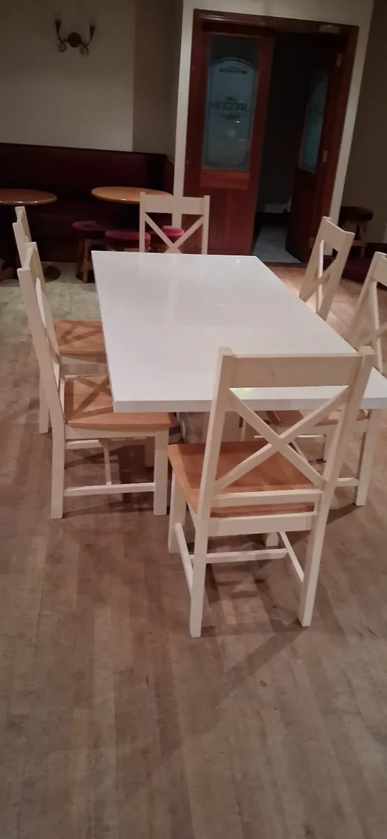 Table and chairs - Image 4