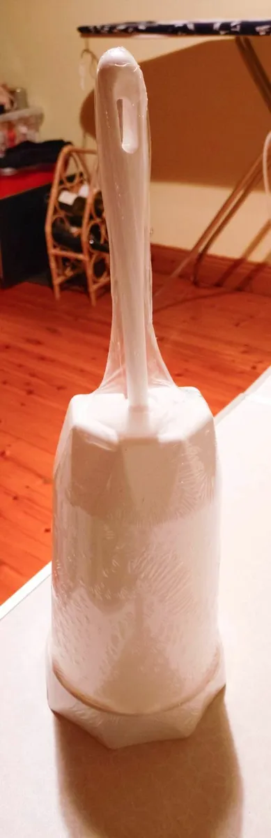 WHITE TOILET BRUSH & HOLDER (BRAND NEW IN WRAP) - Image 1