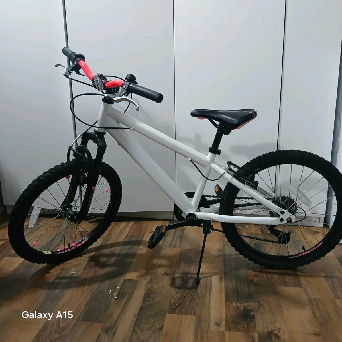 Girls mountain bike - Image 1