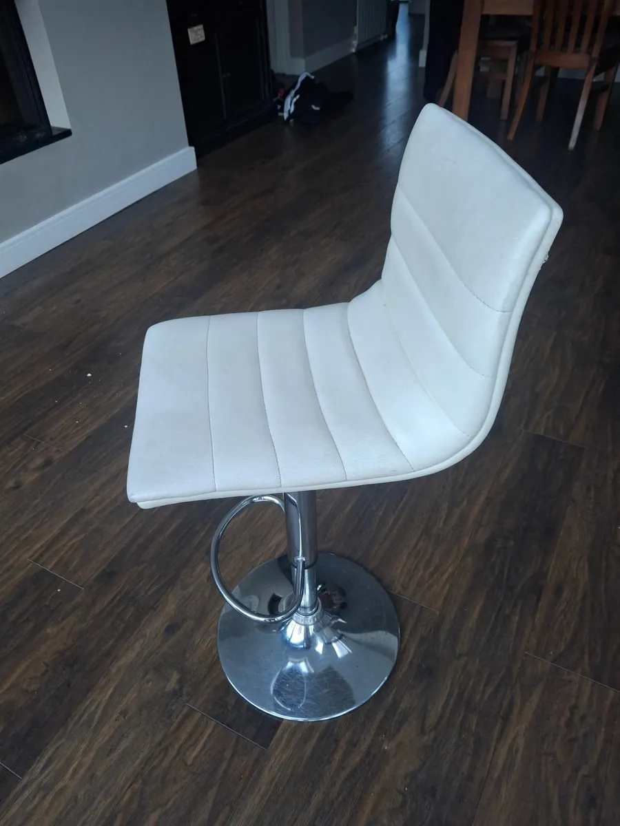Free 4 x white bar stools - Image 1