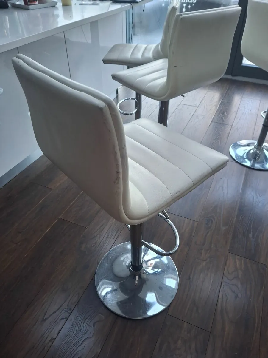 Free 4 x white bar stools - Image 2