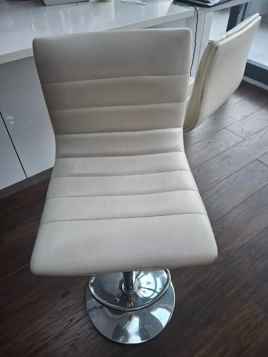Free 4 x white bar stools - Image 3