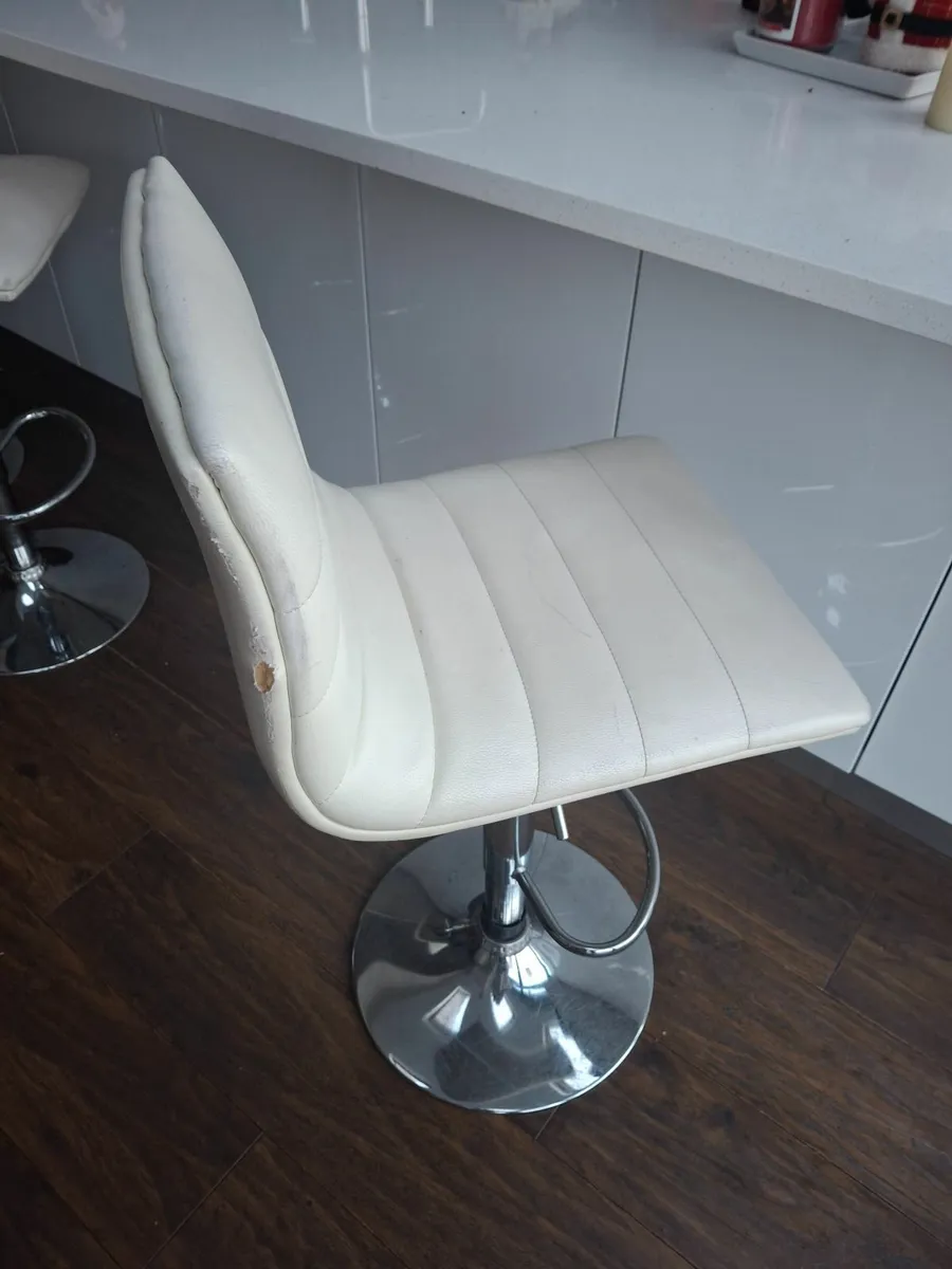 Free 4 x white bar stools - Image 4