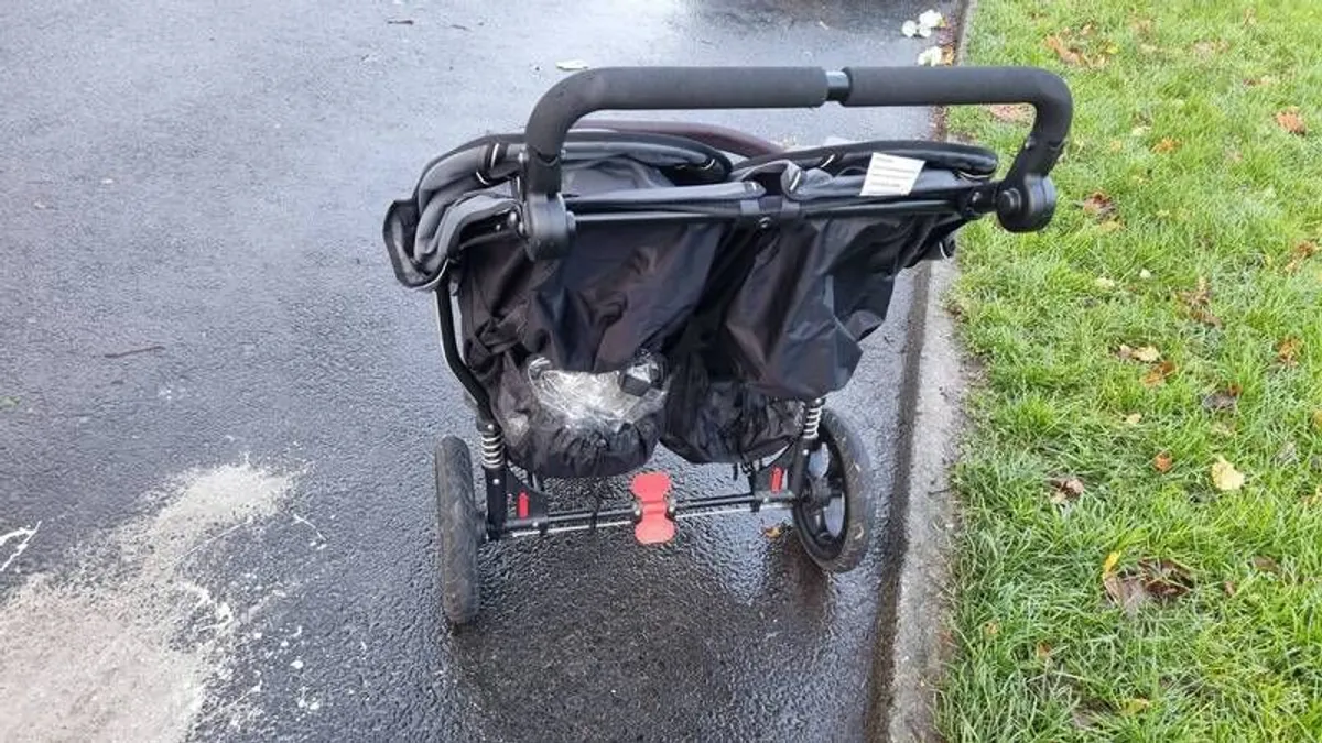 Out and about double buggy - Image 2