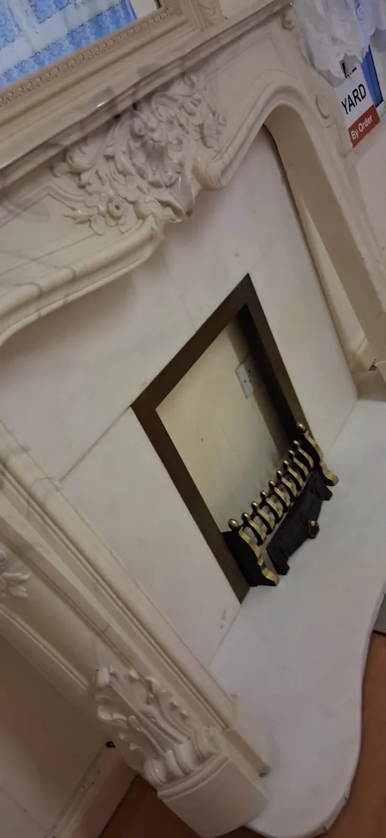 BEAUTIFUL MARBLE FIRE PLACE WITH MATCHING MIRROR. - Image 3